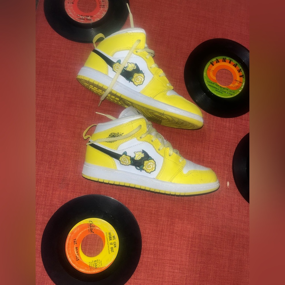 JORDAN 1 MID DYNAMIC YELLOW FLORAL🌻